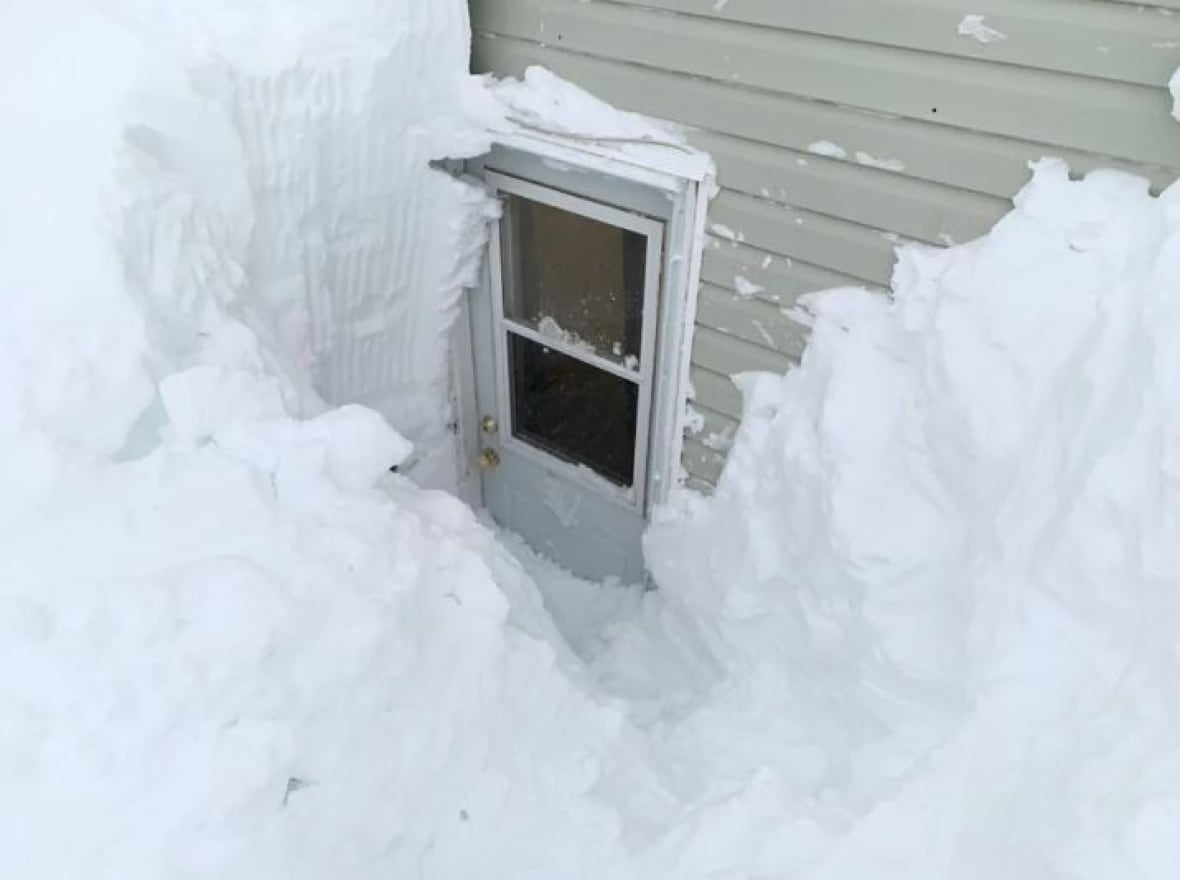 снег по дверь