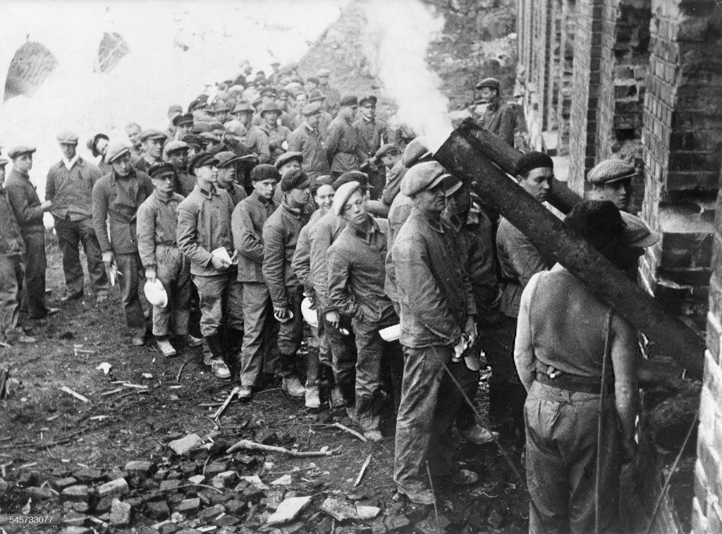 Безработные, призванные на службу занятости, стоят на обеде. Германия, 1934-35 г.