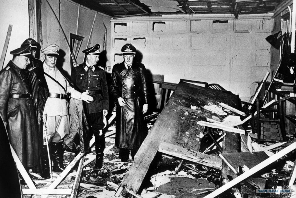 «20 июля 1944 г. в ставке Гитлера „Вольфсшанце” раздался взрыв бомбы, которую принёс полковник Штауфенберг. Это была очередная попытка офицеров вермахта устранить Гитлера.»